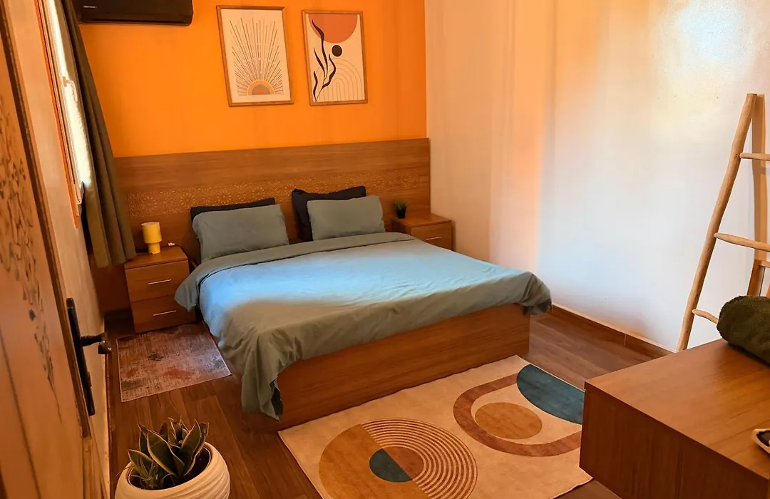 Julie'S Airport Apartment-1
