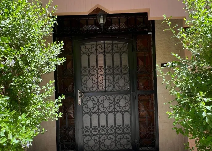 Appartement Spacieux Avec Cour Fleurie Et Hammam À Targa Marrakech